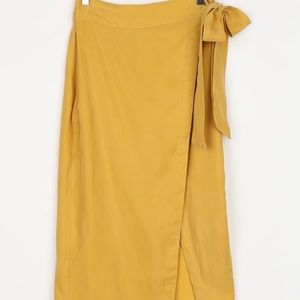 Lulus side tie wrap skirt with bow, size medium, worn once brand new.